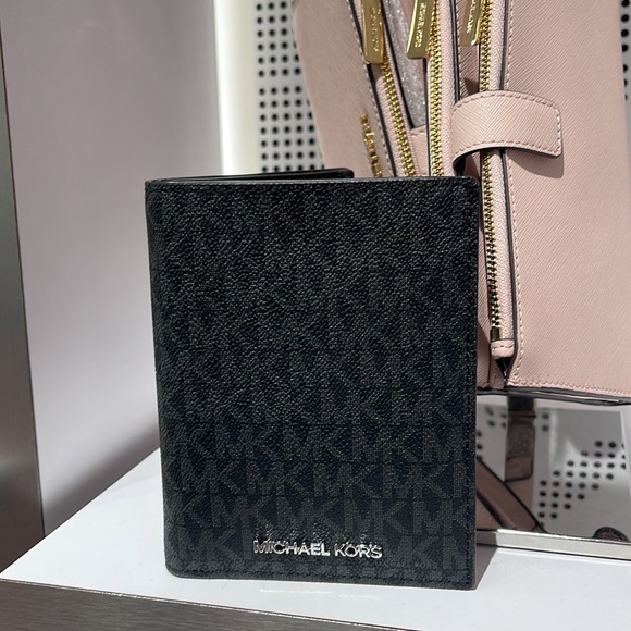 Michael Kors Jet Set Travel Passport Wallet
Black Signature/Silver-Tone Hardware - Picture 2 of 16